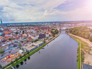 Bulutlu bir günde, Lubeck şehrinin panoramik hava manzarası, Almanya