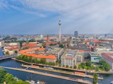 Berlin şehir manzarası yaz mevsiminde insansız hava aracından şehir simgeleri ve mavi gökyüzü