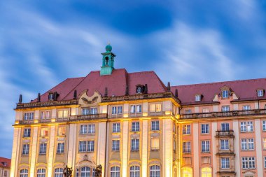 Almanya, Dresden 'deki Altmarkt Meydanı' ndan büyük şehir simgeleri ve binaların günbatımı manzarası