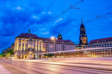 DRESDEN, GERMANY - 14 Temmuz 2016: Altmarkt Meydanı 'ndan büyük şehir simgelerinin ve binaların günbatımı