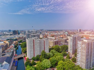 Berlin şehir manzarası yaz mevsiminde insansız hava aracından şehir simgeleri ve mavi gökyüzü