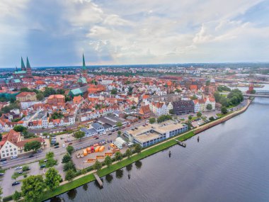 Bulutlu bir günde, Lubeck şehrinin panoramik hava manzarası, Almanya