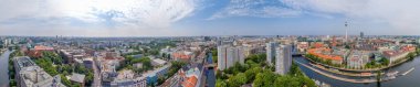 BERLİN, GERMANY - 24 HAZİRAN 2016: Gün batımında Berlin 'in panoramik gökyüzü manzarası Spree nehri boyunca büyük şehir simgeleri