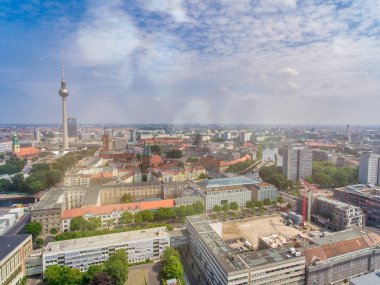Berlin şehir manzarası yaz mevsiminde insansız hava aracından şehir simgeleri ve mavi gökyüzü
