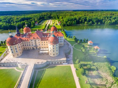 Güneşli bir günde, Moritzburg Kalesi 'nin panoramik hava manzarası, Almanya