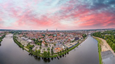 Bulutlu bir günde, Lubeck şehrinin panoramik hava manzarası, Almanya