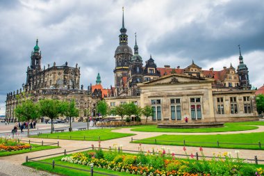 DRESDEN, GERMANY - 15 Temmuz 2016: Dresdner Zwinger Grand Building ve çevresindeki bahçeler ve galeriler