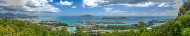 MAHE ', SEYCHELLES - 15 Eylül 2017: günbatımında tepeden Eden Adası ve Mahe deniz manzarası panoramik