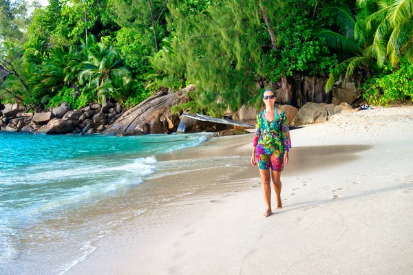 Yaşlarda Güzel Bir Kadın Güzel Bir Tropikal Plaj Tatil Turizm — Stok fotoğraf