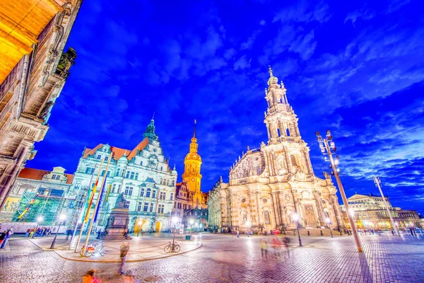 Dresden Tyskland Juli 2016 Turister Njuter Nattlivet Det Centrala Torget — Stockfoto