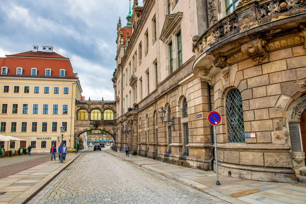 Dresden Alemanha Julho 2016 Turistas Caminham Praça Central Cidade Dresden — Fotografia de Stock
