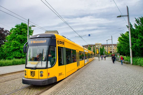 Dresden Alemanha Julho 2016 Eléctrico Amarelo Longo Das Ruas Cidade — Fotografia de Stock
