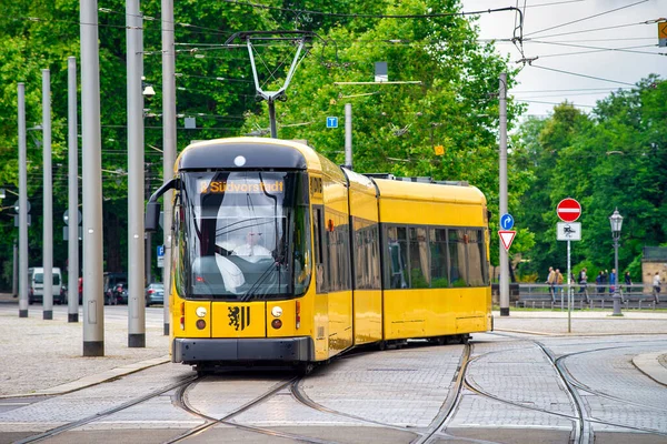 Dresden Germany Июля 2016 Года Желтый Трамвай Рядом Трамвайной Остановкой — стоковое фото