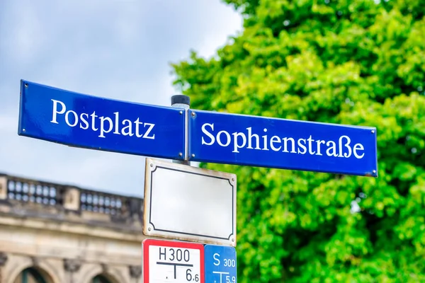 德国德累斯顿的Postplatz和Sophienstrasse街道标志 — 图库照片