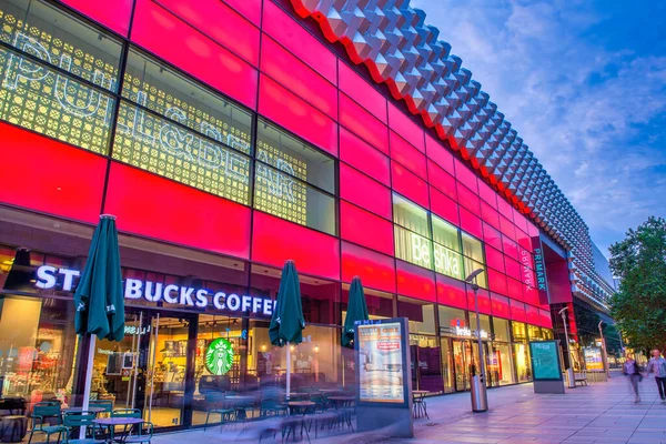 Dresden Alemanha Julho 2016 Starbucks Coffee Shop Com Turistas Pôr — Fotografia de Stock