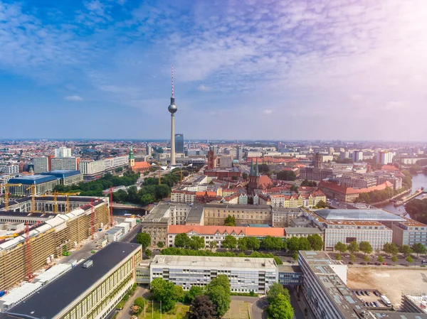 都市のランドマークと青空と夏の季節にドローンからベルリンの街並みの空中ビュー — ストック写真