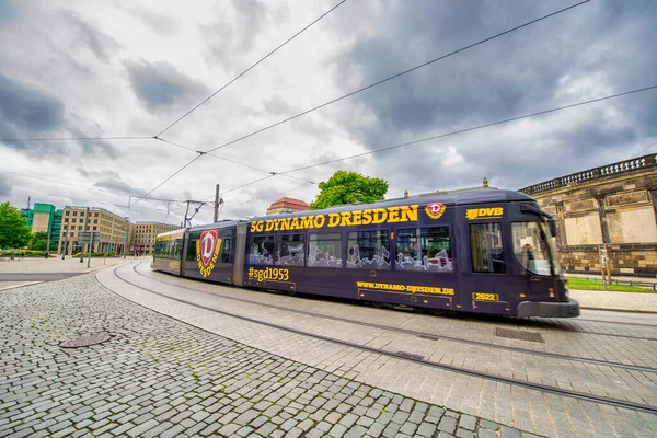 Dresden Germania Luglio 2016 Tram Giallo Lungo Strade Della Città — Foto Stock