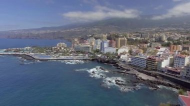 Tenerife, Kanarya Adaları. Yaz mevsiminde Puerto de la Cruz sahil şeridinin hava manzarası.