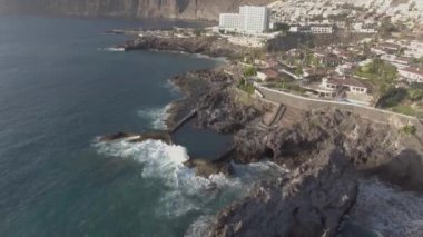 Santiago del Teide 'nin bir yaz günü, Tenerife - Kanarya Adaları' ndaki hava panoramik manzarası.
