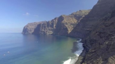 Los Gigantes dağlarının ve kıyı şeridinin havadan görünüşü bir yaz günü, Tenerife - Kanarya Adaları.