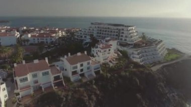 Santiago del Teide 'nin bir yaz günü, Tenerife - Kanarya Adaları' ndaki hava panoramik manzarası.