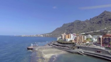 Tenerife, Kanarya Adaları. Yaz mevsiminde Bajamar kıyı şeridinin hava manzarası, İspanya