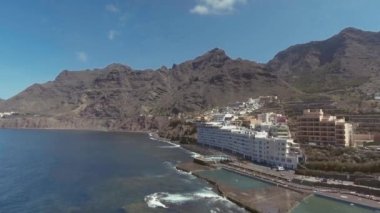 Tenerife, Kanarya Adaları. Yaz mevsiminde Bajamar kıyı şeridinin hava manzarası, İspanya