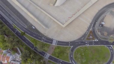 Gökyüzü manzaralı şehir yolu kavşakları ve kavşakları.