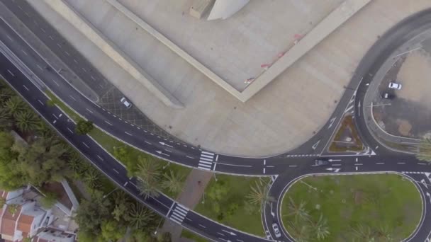 Vista aérea aérea cruzamentos rodoviários da cidade e rotunda. — Vídeo de Stock