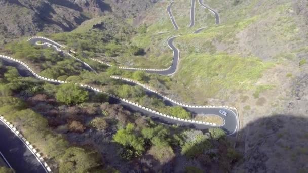 Vista aerea aerea di una strada di montagna ventosa nella stagione estiva. — Video Stock