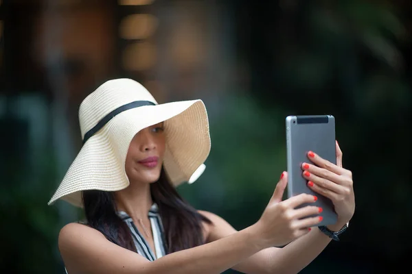 Feliz Mujer Negocios Asiática Descanso Oficina Mujer Sonriente Usando Smartphone — Foto de Stock