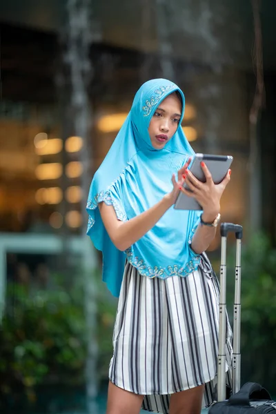 Selamat Muslim Pengusaha Wanita Hijab Istirahat Kantor Smiling Arabic Woman — Stok Foto
