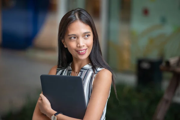 Asian Business Woman Using Laptop Outdoor — Stock Photo, Image