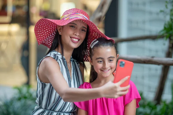Asyalı Kadını Beyaz Bir Kızla Dışarıda Selfie Çekiyor — Stok fotoğraf