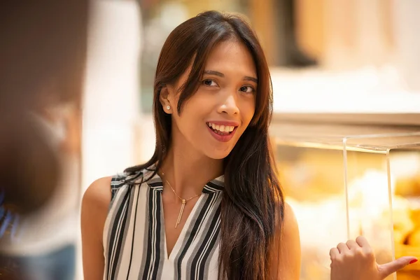Asiatische Geschäftsfrau Kauft Der Verkaufssaison Mode Deals Ein — Stockfoto