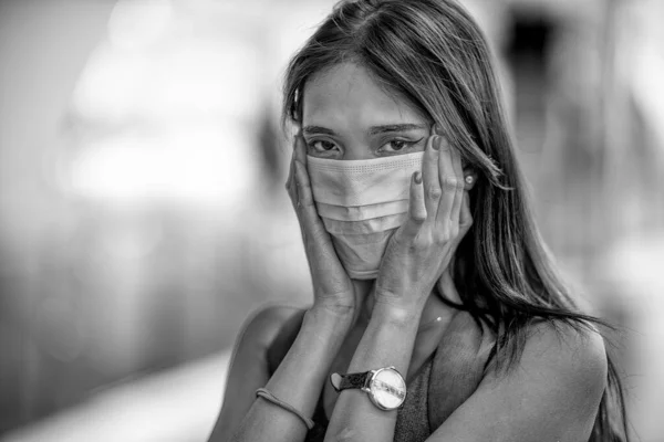 Bella Donna Asiatica Indossa Protezione Maschera Viso All Aperto Emergenza — Foto Stock