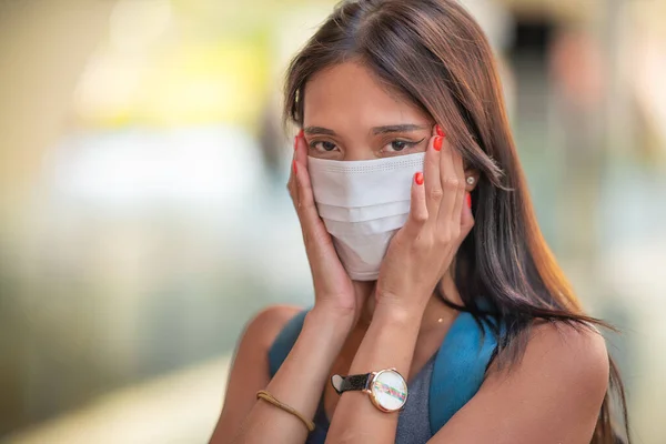 Mooie Aziatische Vrouw Dragen Gezichtsmasker Bescherming Buiten Pandemische Noodsituatie — Stockfoto