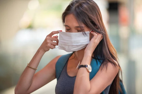 Mooie Aziatische Vrouw Dragen Gezichtsmasker Bescherming Buiten Pandemische Noodsituatie — Stockfoto