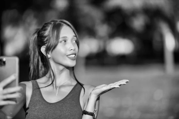 Mladá Krásná Asijská Žena Cvičení Městském Parku Pomocí Svého Smartphonu — Stock fotografie