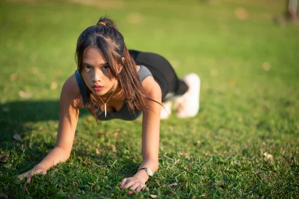 Молодая Красивая Азиатка Тренирующаяся Городском Парке Концепция Отдыха Фитнеса — стоковое фото