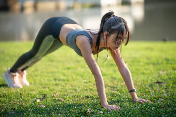 Молодая Красивая Азиатка Тренирующаяся Городском Парке Концепция Отдыха Фитнеса — стоковое фото