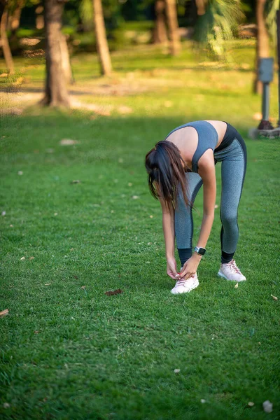 都会の公園で運動する若くて美しいアジアの女性 リラックスしてフィットネストレーニングのコンセプト — ストック写真