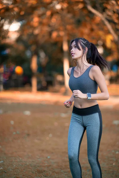 Genç Güzel Asyalı Kadın Şehir Parkında Egzersiz Yapıyor Rahatlayın Fitness — Stok fotoğraf