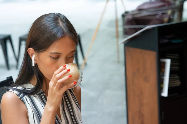 Азиатская Деловая Женщина Пьет Кофе Открытом Воздухе — стоковое фото