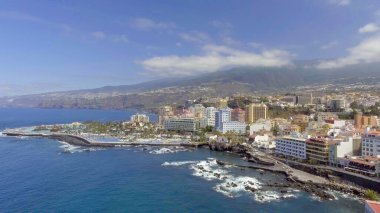 Güneşli bir günde Puerto de la Cruz 'un hava manzarası, Tenerife - İspanya
