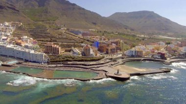Güneşli bir günde Puerto de la Cruz 'un hava manzarası, Tenerife - İspanya