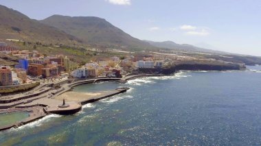 Güneşli bir günde Puerto de la Cruz 'un hava manzarası, Tenerife - İspanya