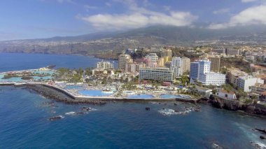 Güneşli bir günde Puerto de la Cruz 'un hava manzarası, Tenerife - İspanya