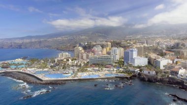 Güneşli bir günde Puerto de la Cruz 'un hava manzarası, Tenerife - İspanya