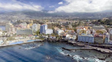 Güneşli bir günde Puerto de la Cruz 'un hava manzarası, Tenerife - İspanya